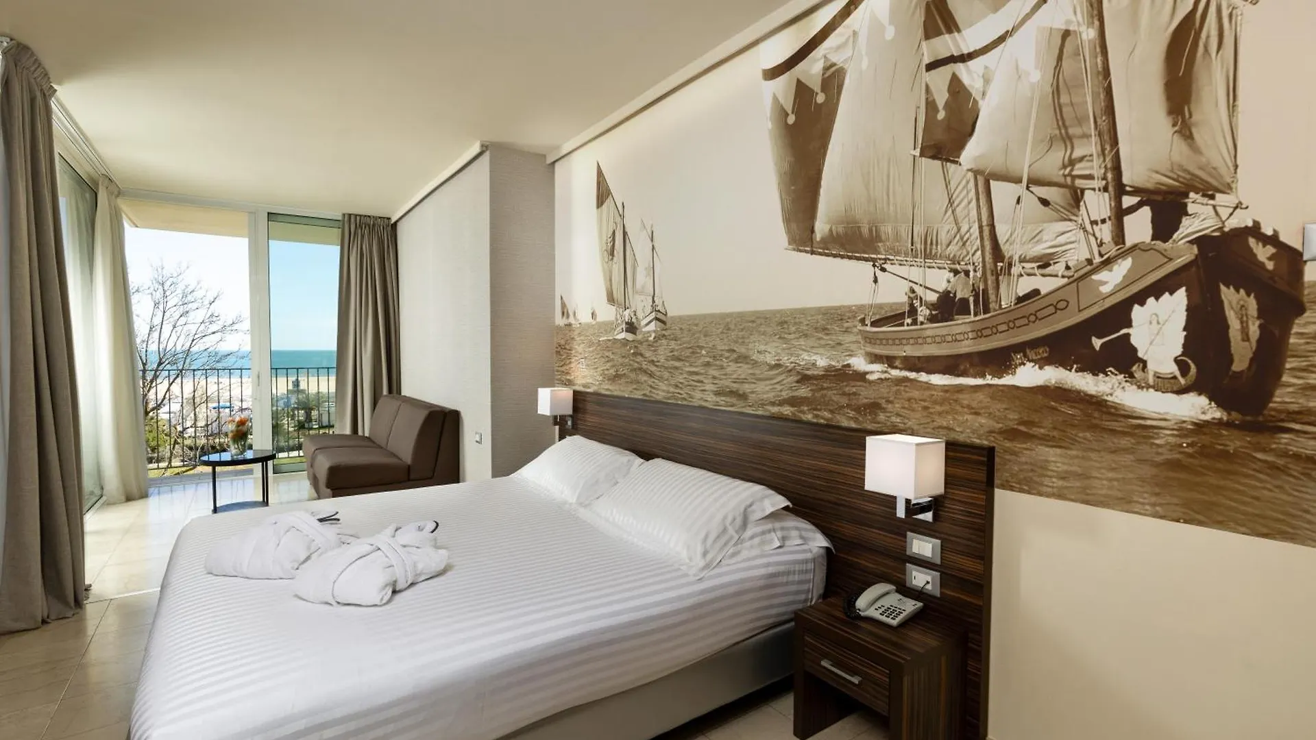 Mercure Rimini Lungomare 4*,
