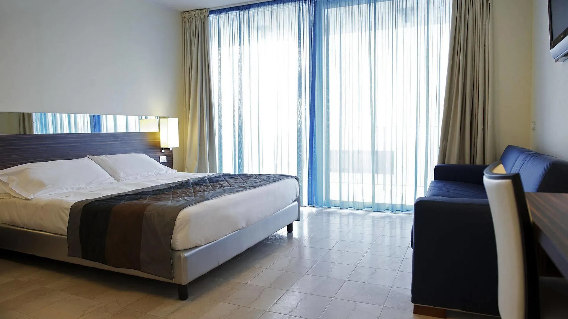 Mercure Rimini Lungomare 4*,
